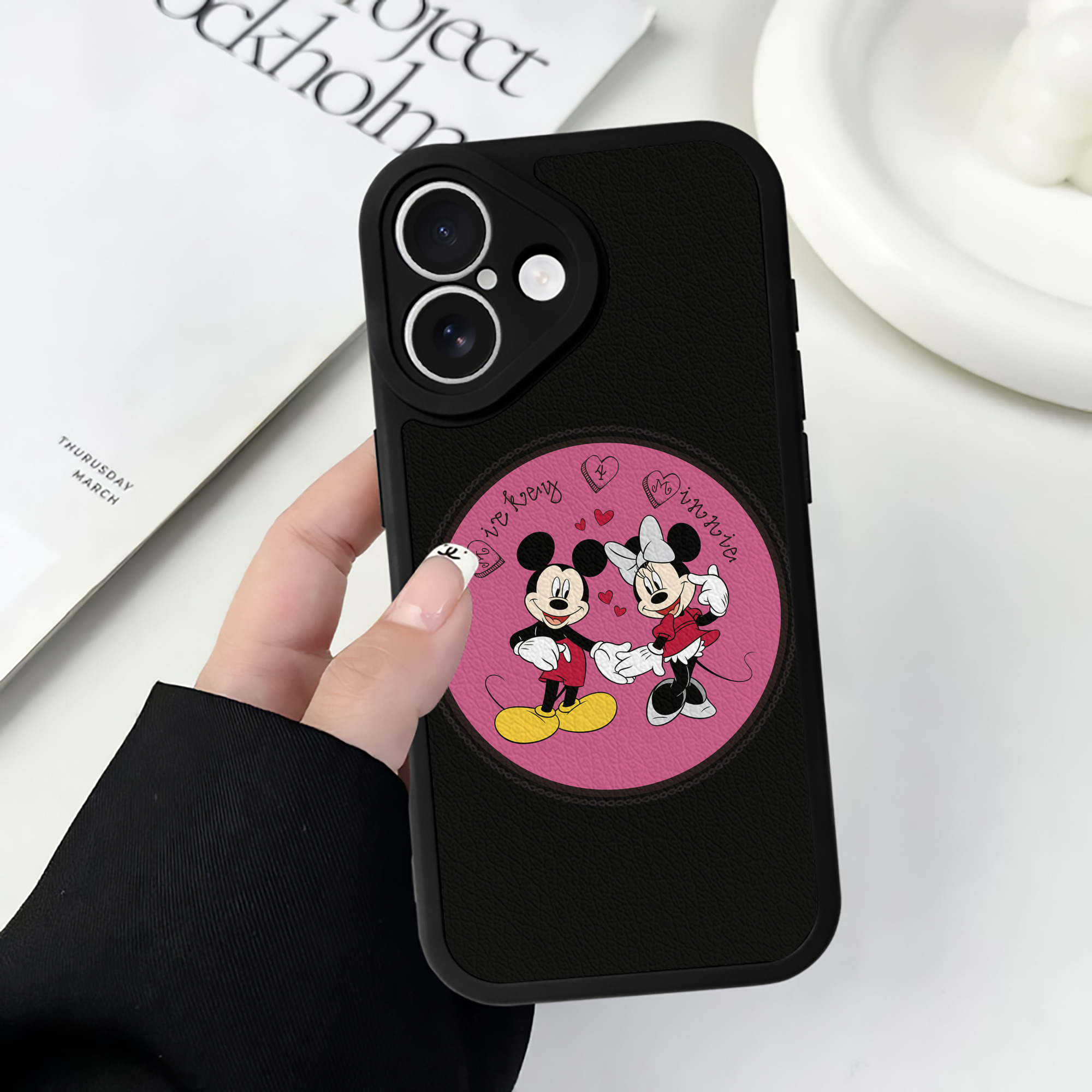 （画像用） ミッキーマウス Mickey Mouse 【iPhone 16シリーズ対応】シリコンスマホケース（レザー調） 材質：シリコン